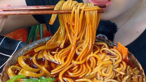 挑战爆辣爆料螺蛳粉视频,挑战爆辣！揭秘螺蛳粉视频背后的火辣滋味  第2张